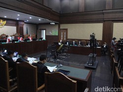 Hakim Cecar Anak Buah Juliari soal Teknis Lobi Vendor-Aliran Dana Bansos