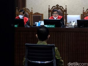 Peringatan Keras Hakim ke Juliari: Jangan Coba Suap Perkara Bansos! Peringatan Keras Hakim ke Juliari: Jangan Coba Suap Perkara Bansos!