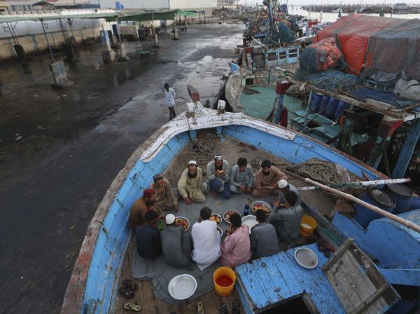 Potret Nelayan Pakistan Saat Buka Puasa di Atas Kapal