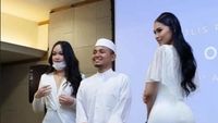 7 Gaya Selebgram Seksi Malaysia Foto Bareng Ustaz, Kini Ramai Dihujat