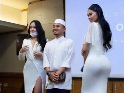 7 Gaya Selebgram Seksi Malaysia Foto Bareng Ustaz, Kini Ramai Dihujat