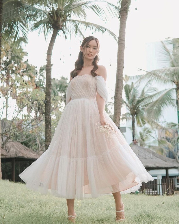 Inspirasi OOTD serba putih ala Danella Ilene.