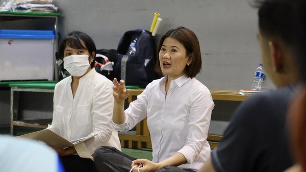 Dokter gizi PBSI dr. Vetinly dan dr. Paulina Toding menyiapkan diet gizi para pebulutangkis yang kegemukan.