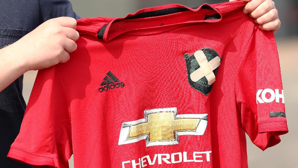 Seorang penggemar Manchester United melakukan protes di Old Trafford soal European Super League. (Foto: Getty Images/Charlotte Tattersall)