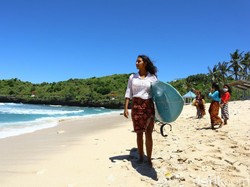 Melihat Peselancar Pacitan Beraksi Pakai Kebaya di Hari Kartini