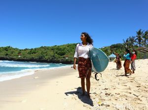 Melihat Peselancar Pacitan Beraksi Pakai Kebaya di Hari Kartini Melihat Peselancar Pacitan Beraksi Pakai Kebaya di Hari Kartini