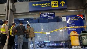 Foto: Garis Polisi Terpasang di Lokasi Plafon Ambruk Stasiun Pasar Turi