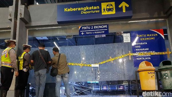 Foto: Garis Polisi Terpasang di Lokasi Plafon Ambruk Stasiun Pasar Turi