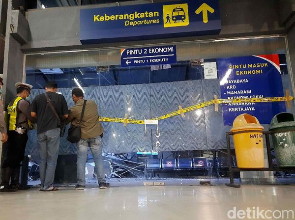 Foto: Garis Polisi Terpasang di Lokasi Plafon Ambruk Stasiun Pasar Turi