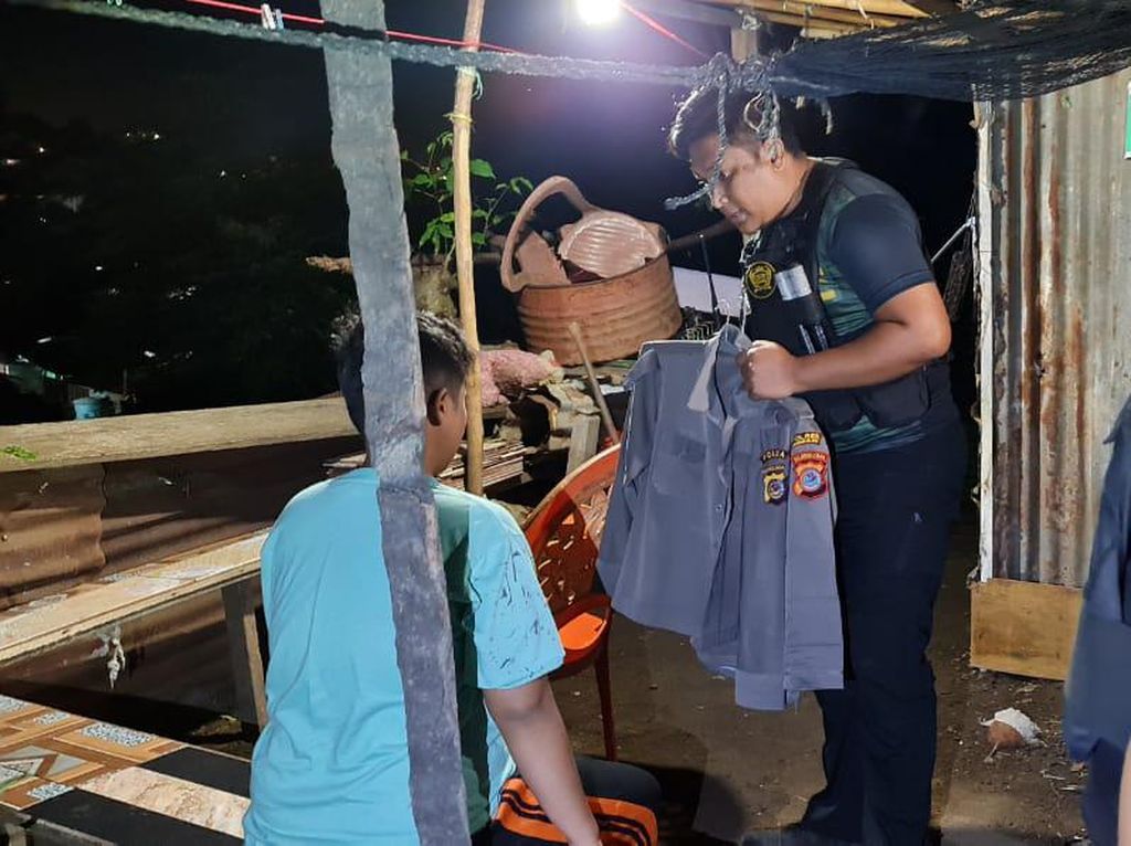 Polwan Gadungan di Bitung Ditangkap Usai Foto Mesra Sesama Jenis Polwan Gadungan di Bitung Ditangkap Usai Foto Mesra Sesama Jenis