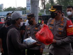 Cara Humanis Polres Jakpus Ingatkan Prokes Sambil Berbagi Takjil