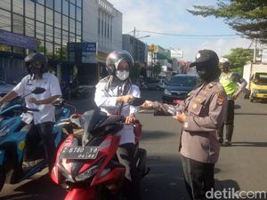 Peringati Hari Kartini, Polwan Bagi-bagi Bunga di Banjar