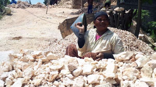 Potret Kartini-kartini Perkasa Pemecah Batu