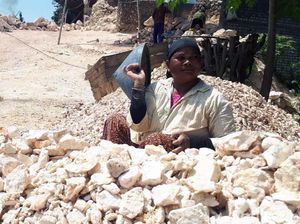 Potret Kartini-kartini Perkasa Pemecah Batu