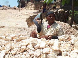 Potret Wanita-wanita Perkasa Pemecah Batu di Tuban