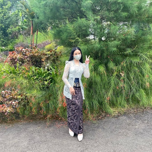 Potret Yura Yunita berkebaya.