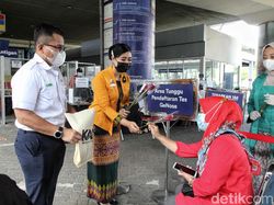 Momen Petugas Kereta Api Berbagi Kebahagiaan di Hari Kartini