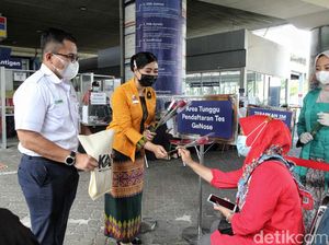 Momen Petugas Kereta Api Berbagi Kebahagiaan di Hari Kartini Momen Petugas Kereta Api Berbagi Kebahagiaan di Hari Kartini