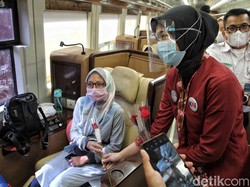 Rayakan Hari Kartini, KAI Bagikan Bunga ke Penumpang Wanita