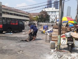 Garis Polisi Dibuka, Puing Kebakaran Pasar Kambing Dibersihkan