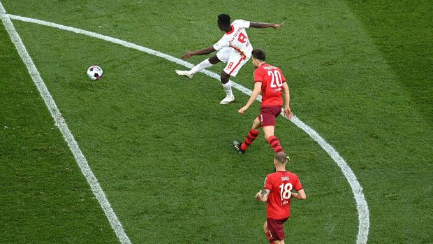 COLOGNE, GERMANY - APRIL 20: Amadou Haidara of RB Leipzig  scores their team's first goal  during the Bundesliga match between 1. FC Koeln and RB Leipzig at RheinEnergieStadion on April 20, 2021 in Cologne, Germany. Sporting stadiums around Germany remain under strict restrictions due to the Coronavirus Pandemic as Government social distancing laws prohibit fans inside venues resulting in games being played behind closed doors. (Photo by Lukas Schulze/Getty Images)
