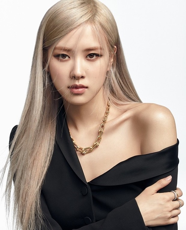 Pada Rabu (21/4), Elle Singapore mengumumkan terpilihnya Rosé sebagai global ambassador untuk Tiffany & Co.