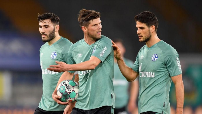 BIELEFELD, GERMANY - APRIL 20: Sead Kolasinac, Klaas Jan Huntelaar and Goncalo Paciencia of FC Schalke 04  react during the Bundesliga match between DSC Arminia Bielefeld and FC Schalke 04 at Schueco Arena on April 20, 2021 in Bielefeld, Germany. Sporting stadiums around Germany remain under strict restrictions due to the Coronavirus Pandemic as Government social distancing laws prohibit fans inside venues resulting in games being played behind closed doors. (Photo by Frederic Scheidemann/Getty Images)