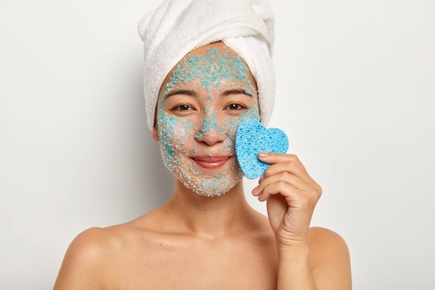 Scrub wajah membuat jerawat kamu semakin parah/freepik.com Bukannya membuat wajah semakin halus, justru scrub terlalu sering hanya akan membuat jerawat kamu bertambah buruk.