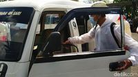 Sekolah Tatap Muka Dibuka, Angkot di Ciamis Disemprot Disinfektan