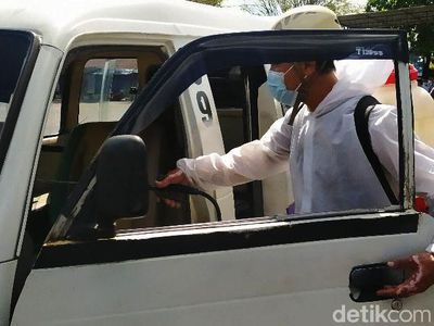 Sekolah Tatap Muka Dibuka, Angkot di Ciamis Disemprot Disinfektan