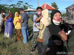 Para Suami di Kota Probolinggo Isi Hari Kartini dengan Rias Wajah Istri