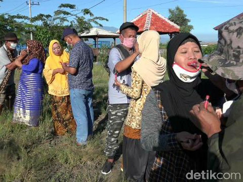 Para Suami di Kota Probolinggo Isi Hari Kartini dengan Rias Wajah Istri Para Suami di Kota Probolinggo Isi Hari Kartini dengan Rias Wajah Istri