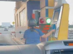 Viral Pemotor Santai Ngetap di GT Angke I, Ini Sanksi Motor Masuk Tol
