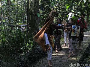 Melihat Aksi Seniman Bandung Menari 7 Jam Non Stop untuk Kenang RA Kartini Melihat Aksi Seniman Bandung Menari 7 Jam Non Stop untuk Kenang RA Kartini
