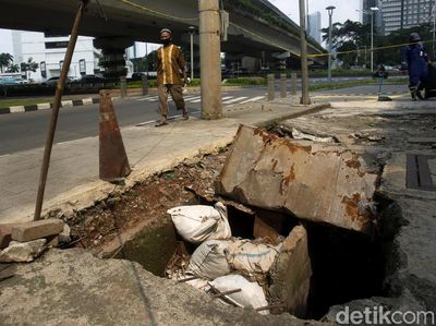 Awas! Hati-hati Melintasi Trotoar Bolong di Jalan Ini