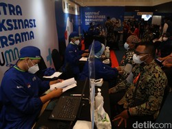 Antusiasme Guru di Surabaya Divaksin COVID-19 Jelang Sekolah Tatap Muka