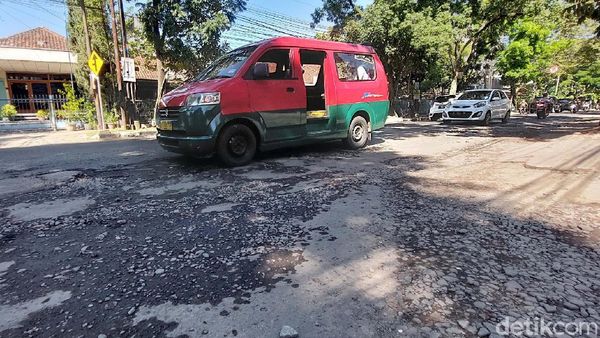 Awas! Jalan Gatsu Bandung Rusak dan Bahayakan Pengendara