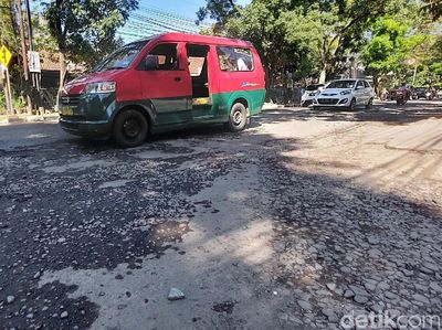 Awas! Jalan Gatsu Bandung Rusak dan Bahayakan Pengendara