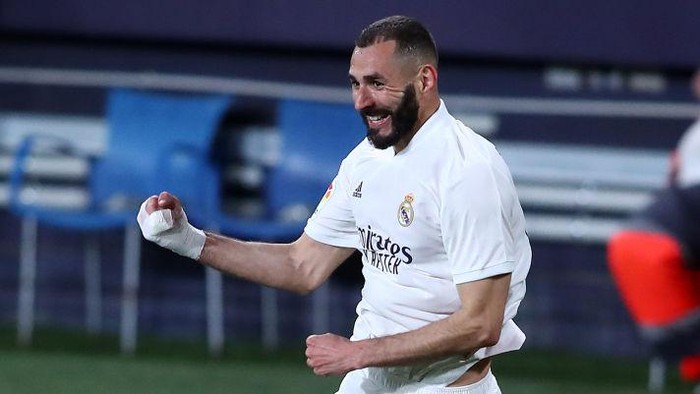 CADIZ, SPAIN - APRIL 21: Karim Benzema of Real Madrid celebrates after scoring their sides third goal during the La Liga Santander match between Cadiz CF and Real Madrid at Estadio Ramon de Carranza on April 21, 2021 in Cadiz, Spain. Sporting stadiums around Spain remain under strict restrictions due to the Coronavirus Pandemic as Government social distancing laws prohibit fans inside venues resulting in games being played behind closed doors. (Photo by Fran Santiago/Getty Images)