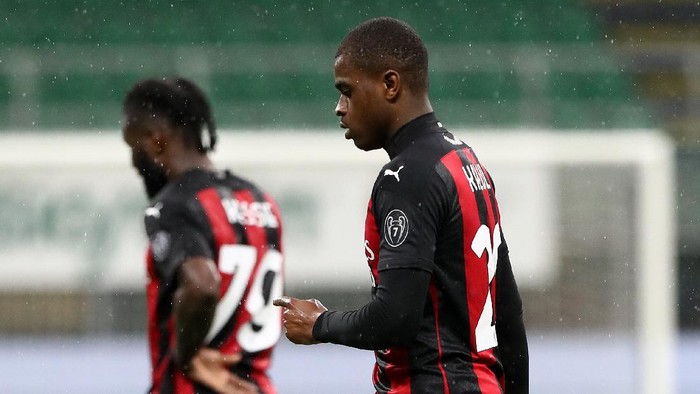 MILAN, ITALY - APRIL 21: Pierre Kalulu of A.C. Milan look dejected after the Serie A match between AC Milan  and US Sassuolo at Stadio Giuseppe Meazza on April 21, 2021 in Milan, Italy.Sporting stadiums around Italy remain under strict restrictions due to the Coronavirus Pandemic as Government social distancing laws prohibit fans inside venues resulting in games being played behind closed doors. (Photo by Marco Luzzani/Getty Images)