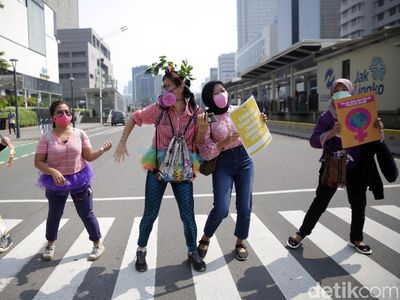 Peringati Hari Bumi Aktivis Ini Joget di Tengah Jalan