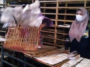 Aksi Pedagang Ramai-ramai Buang Tempe