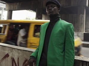 Kisah Gelandangan yang Tidur di Bawah Jembatan Jadi Model Pemotretan Fashion