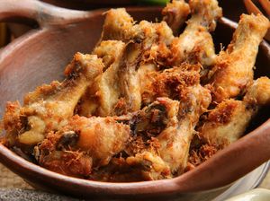 Menu Harian Ramadan ke-24: Ayam Goreng Lengkuas dan Daging Sambal Matah yang Pedas Segar Menu Harian Ramadan ke-24: Ayam Goreng Lengkuas dan Daging Sambal Matah yang Pedas Segar