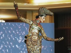 Aksi Ayu Maulida Pakai Kostum Komodo di Miss Universe 2020, Bikin Merinding