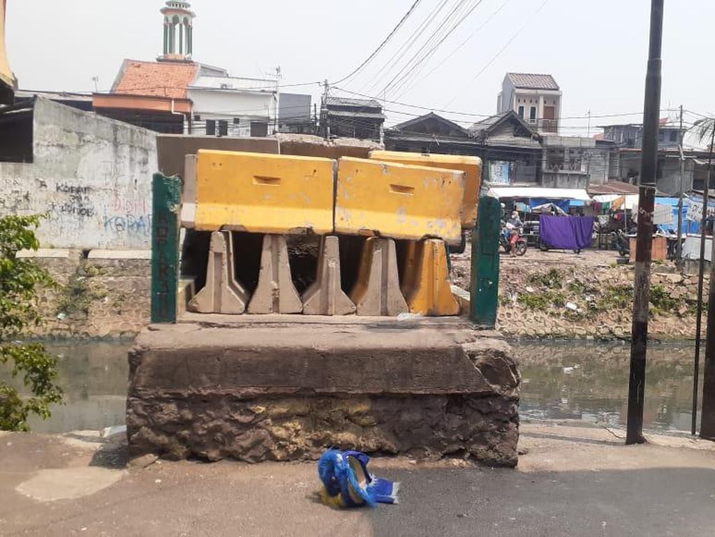 Ada Warga Tak Setuju Jembatan Kota Paris yang Jadi Akses Tawuran Dirobohkan Ada Warga Tak Setuju Jembatan Kota Paris yang Jadi Akses Tawuran Dirobohkan