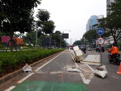Mobil Tabrak Beton Jalur Sepeda di Sudirman, Pengemudi Diamankan