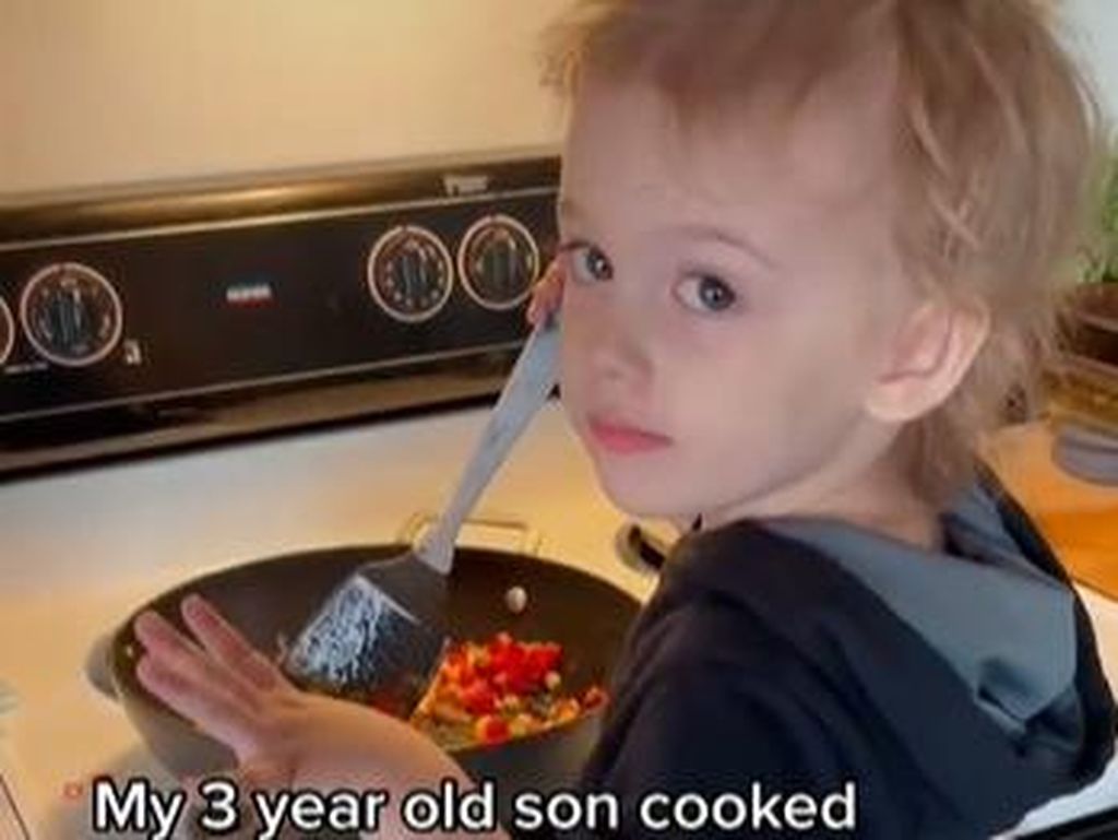 Jago Masak, Bocah 3 Tahun Bisa Sajikan Makan Malam untuk Keluarganya