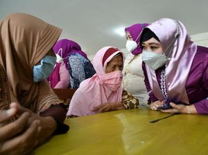 Peringati Hari Kartini, Waket DPRD Surabaya Hibur Lansia di Panti Jompo