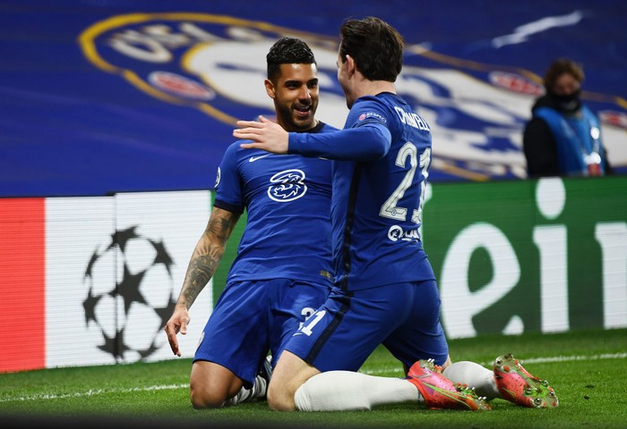 LONDON, ENGLAND - MARCH 17: Emerson Palmieri of Chelsea  celebrates with Ben Chilwell  after scoring their teams second goal  during the UEFA Champions League Round of 16 match between Chelsea FC and Atletico Madrid at Stamford Bridge on March 17, 2021 in London, England. Sporting stadiums around the UK remain under strict restrictions due to the Coronavirus Pandemic as Government social distancing laws prohibit fans inside venues resulting in games being played behind closed doors. (Photo by Mike Hewitt/Getty Images)